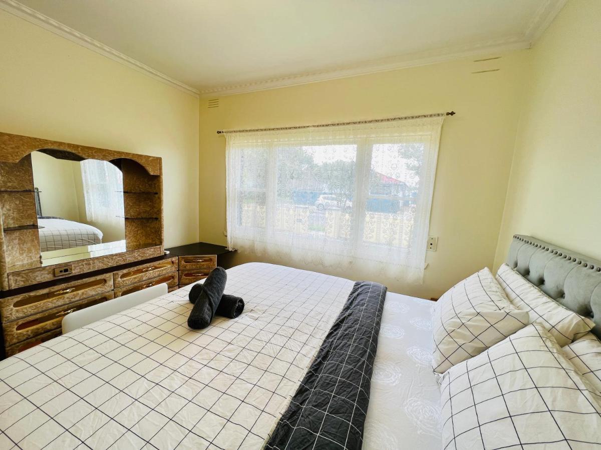 Cosy 4Br Home 15 Minutes Away From Melbourne Airport St Albans المظهر الخارجي الصورة